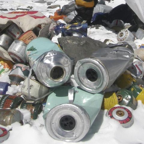 Ein Sherpa sammelt Müll am Mount Everest ein