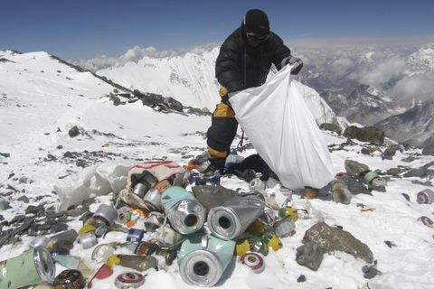 Ein Sherpa sammelt Müll am Mount Everest ein