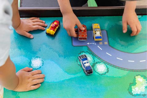 Kinder spielen mit Autos, in Spanien gibt es neue Regeln für die Werbung