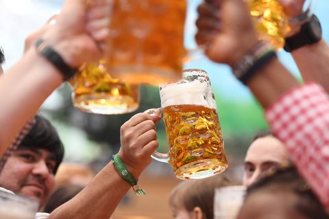 Besucher prosten sich beim Oktoberfest in einem Bierzelt zu