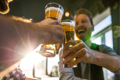 Zwei Menschen prosten sich in einer Kneipe zu. Wenns nach Schwäbisch Hall geht, soll das weiterhin kostengünstig möglich sein.