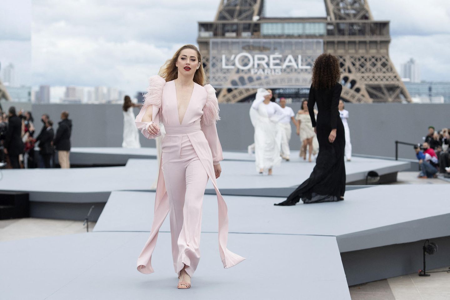 Als Model blieb sie weiter begehrt: Im Oktober 2021 lief Amber Heard auf der Paris Fashion Week über den Laufsteg.