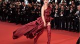 Sie trat aber auch weiterhin auf den großen Festivals auf. Bei den Filmfestspielen in Cannes sorgte sie 2019 mit einem weinroten Abendkleid und farblich dazu passenden Overknees für Aufsehen. 