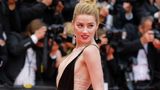 Bei der Premiere zu dem Film "Sorry Angel" bei den Filmfestspielen in Cannes gewährte Heard 2018 einen Einblick in die Tattoos auf ihrem Oberkörper. In roter Schrift steht dort ein Vers aus dem "Soneto XVII" des chilenischen Dichters Pablo Neruda: "te amo como se aman ciertas cosas oscuras, secretamente, entre la sombra y el alma". Auf Deutsch bedeutet das soviel wie "Ich liebe dich so wie man gewisse dunkle Dinge liebt, im Geheimen, zwischen dem Schatten und der Seele."
