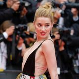 Bei der Premiere zu dem Film "Sorry Angel" bei den Filmfestspielen in Cannes gewährte Heard 2018 einen Einblick in die Tattoos auf ihrem Oberkörper. In roter Schrift steht dort ein Vers aus dem "Soneto XVII" des chilenischen Dichters Pablo Neruda: "te amo como se aman ciertas cosas oscuras, secretamente, entre la sombra y el alma". Auf Deutsch bedeutet das soviel wie "Ich liebe dich so wie man gewisse dunkle Dinge liebt, im Geheimen, zwischen dem Schatten und der Seele."