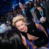 Noch bevor er in die amerikanischen Kinos kam, wurde "Aquaman" in China gezeigt. Amber Heard kam zur Premiere nach Peking - und warb mit einem bauchfreien Kleid für den Film.