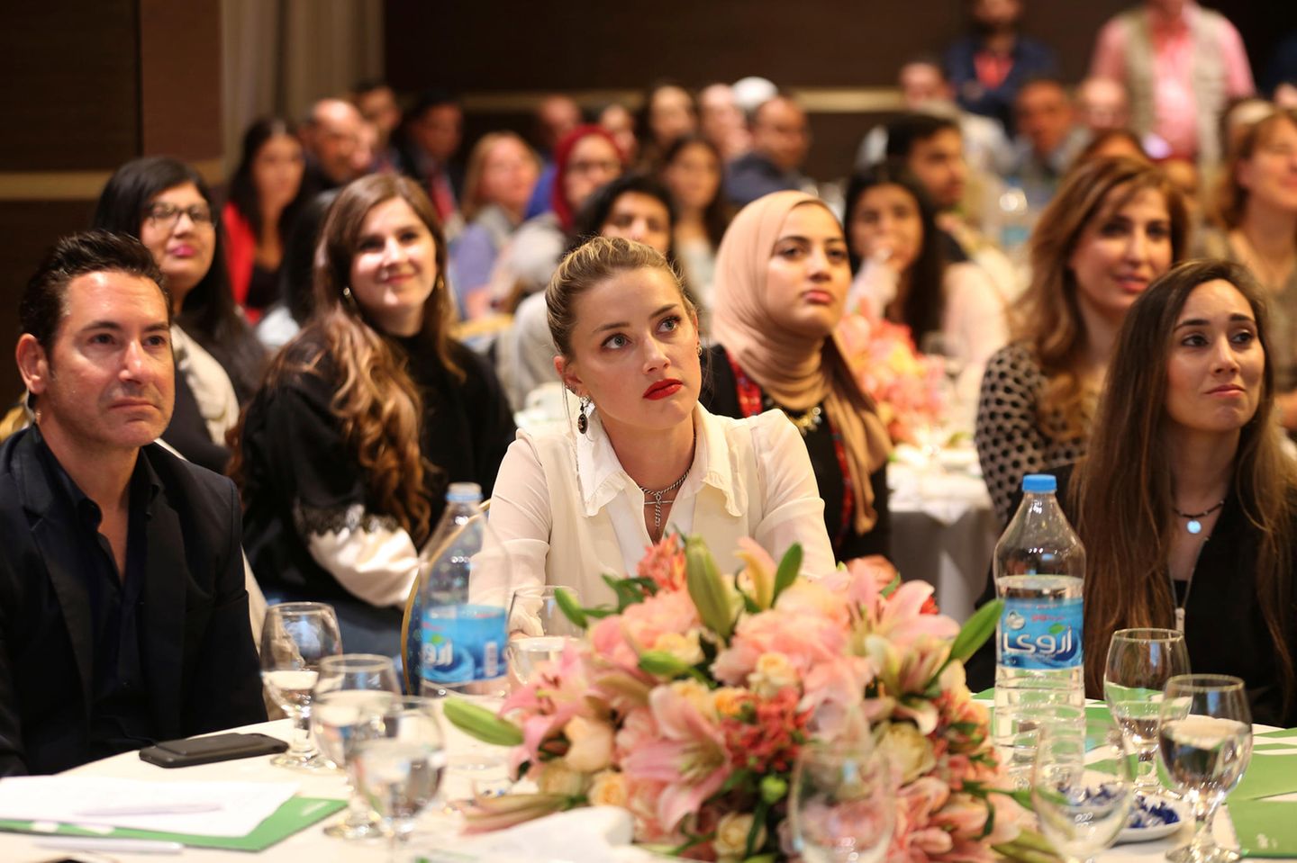 Amber Heard engagiert sich auch für humanitäre Anliegen. 2018 reiste sie nach Amman, Jordanien und traf sich dort mit syrischen Flüchtlingen. Eine Erfahrung, die sie tief beeindruckt habe, wie die 36-Jährige später sagte.