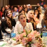 Amber Heard engagiert sich auch für humanitäre Anliegen. 2018 reiste sie nach Amman, Jordanien und traf sich dort mit syrischen Flüchtlingen. Eine Erfahrung, die sie tief beeindruckt habe, wie die 36-Jährige später sagte.