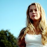 Es dauerte nicht lange, bis sie größere Auftritte bekam: 2006 spielte sie die Hauptrolle in dem Teenie-Horrofilm "All the Boys Love Mandy Lane" - und beeindruckte die Kritik. "Die junge Texanerin Amber Heard strahlt als jungfräuliches Superbabe", schrieb etwa die Zeitschrift "TV Digital" über ihren Auftritt. Die junge Schauspielerin sollte dem Horrorgenre in den nächsten Jahren treu bleiben.