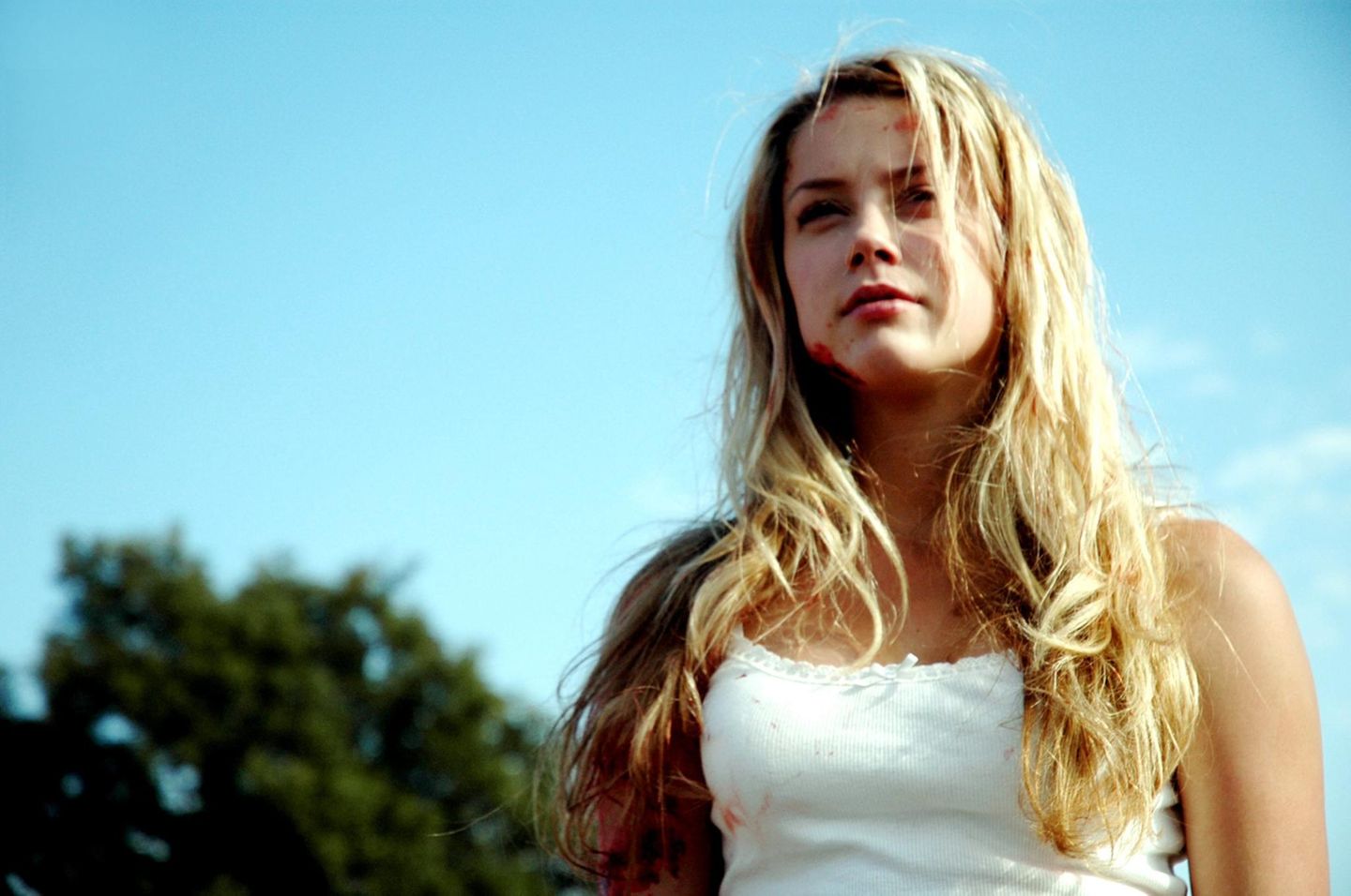 Ihr Leben, ihre Filme: Es dauerte nicht lange, bis sie größere Auftritte bekam: 2006 spielte sie die Hauptrolle in dem Teenie-Horrofilm "All the Boys Love Mandy Lane" - und beeindruckte die Kritik. "Die junge Texanerin Amber Heard strahlt als jungfräuliches Superbabe", schrieb etwa die Zeitschrift "TV Digital" über ihren Auftritt. Die junge Schauspielerin sollte dem Horrorgenre in den nächsten Jahren treu bleiben. Es dauerte nicht lange, bis sie größere Auftritte bekam: 2006 spielte sie die Hauptrolle in dem Teenie-Horrofilm "All the Boys Love Mandy Lane" - und beeindruckte die Kritik. "Die junge Texanerin Amber Heard strahlt als jungfräuliches Superbabe", schrieb etwa die Zeitschrift "TV Digital" über ihren Auftritt. Die junge Schauspielerin sollte dem Horrorgenre in den nächsten Jahren treu bleiben.