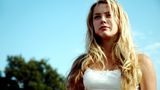 Es dauerte nicht lange, bis sie größere Auftritte bekam: 2006 spielte sie die Hauptrolle in dem Teenie-Horrofilm "All the Boys Love Mandy Lane" - und beeindruckte die Kritik. "Die junge Texanerin Amber Heard strahlt als jungfräuliches Superbabe", schrieb etwa die Zeitschrift "TV Digital" über ihren Auftritt. Die junge Schauspielerin sollte dem Horrorgenre in den nächsten Jahren treu bleiben.