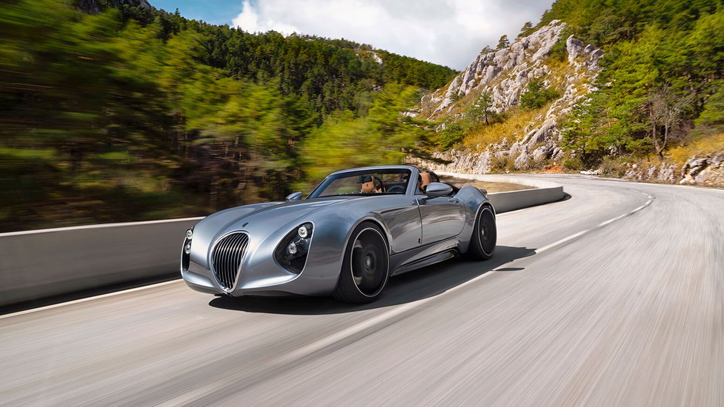 Der Roadster Wiesmann Thunderball fährt über eine Straße in einer bergigen Landschaft