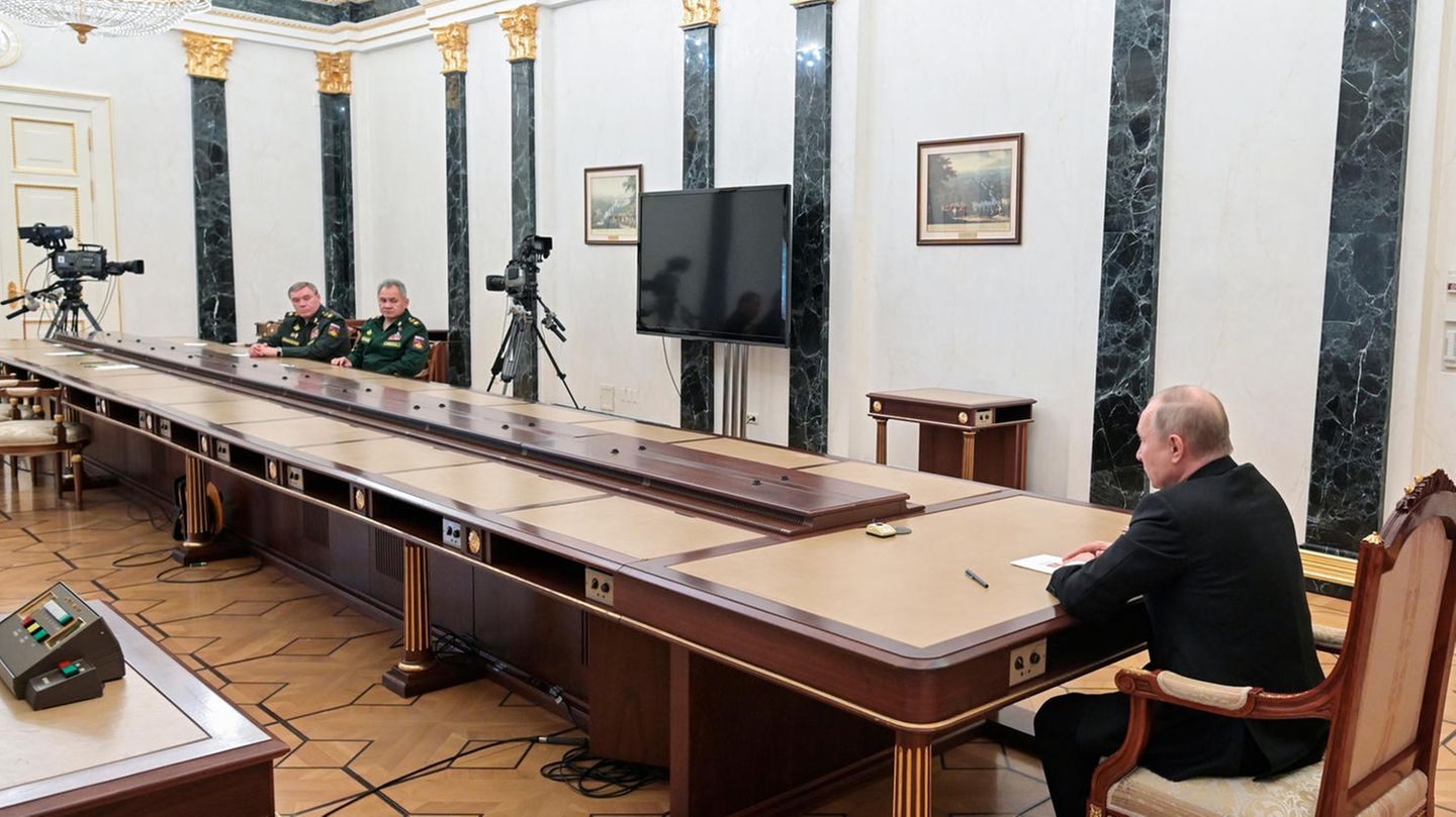 Путин и макарон стол