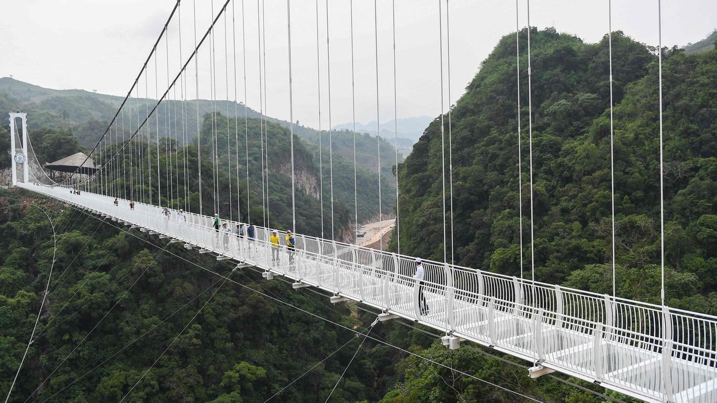 Mit einer Länge von 632 Metern stellt die Bach-Long-Bridge andere gläserne Hängebücken in den Schatten.