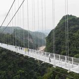 Mit einer Länge von 632 Metern stellt die Bach-Long-Bridge andere gläserne Hängebücken in den Schatten.