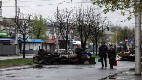 Menschen in den Straßen von Sjewjerodonezk, in der Donbass-Region