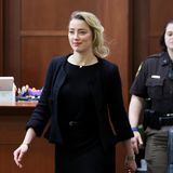 Bislang scheint der Prozess jedoch keinem von beiden zu nutzen: Im Laufe der Verhandlungen sind zahlreiche schmutzige Details über die toxische Beziehung zwischen den beiden ans Licht gekommen. Es gibt zudem seit 2019 eine Petition, die Heards Suspendierung von den Dreharbeiten zu "Aquaman 2" fordert. Grund war die Veröffentlichung privater Audiomitschnitte, aus denen hervorging, dass Heard ihren damaligen Mann geschlagen hat. Mehr als 1,8 Millionen Menschen haben bereits unterzeichnet. Auch die nun bekannt gewordenen Einblicke in das Eheleben dürften sich wohl nicht karrierefördernd auswirken. 