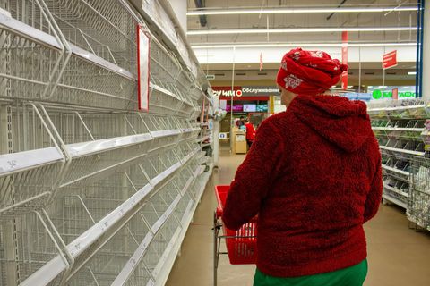 Leere Regale in einem Supermarkt in Moskau