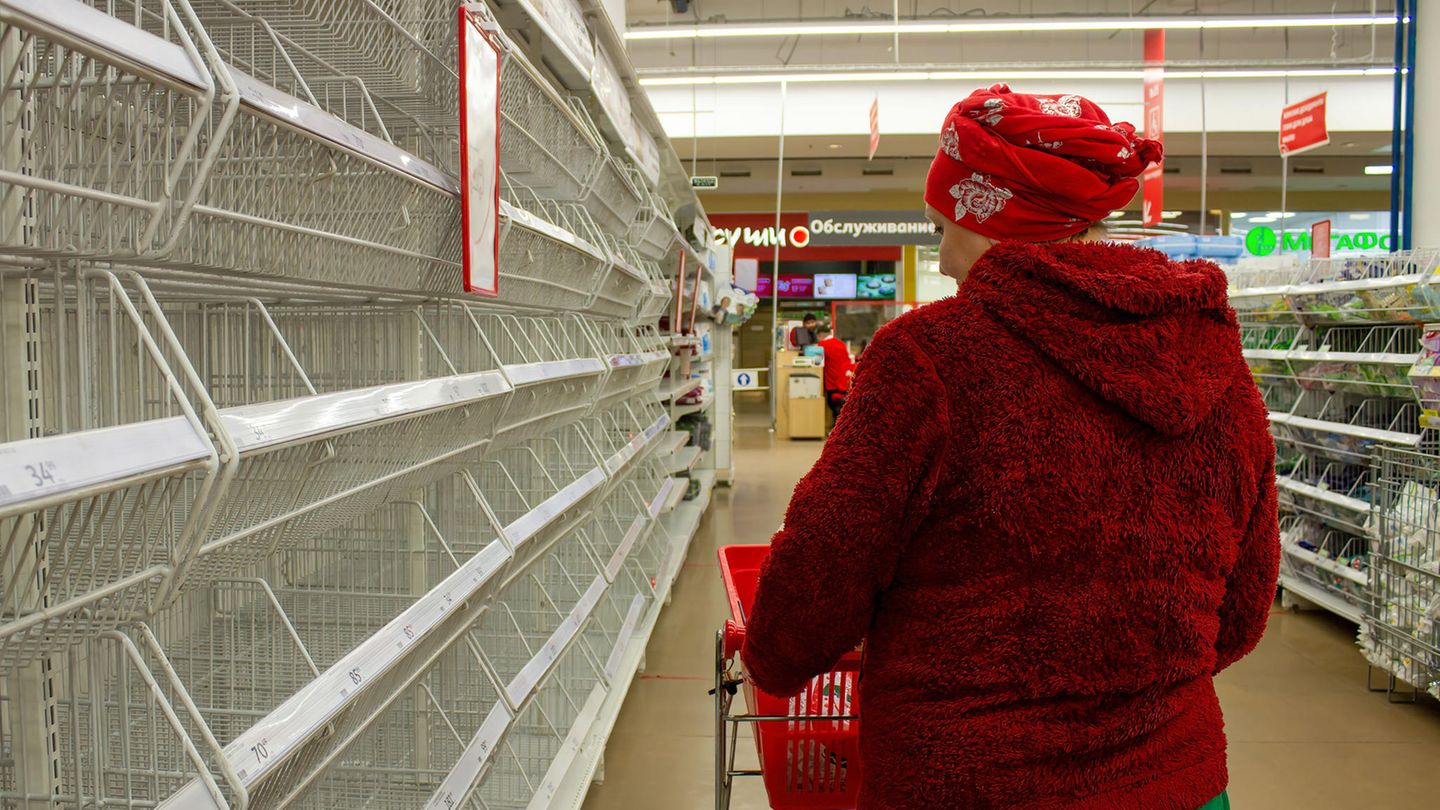 Leere Regale in einem Supermarkt in Moskau