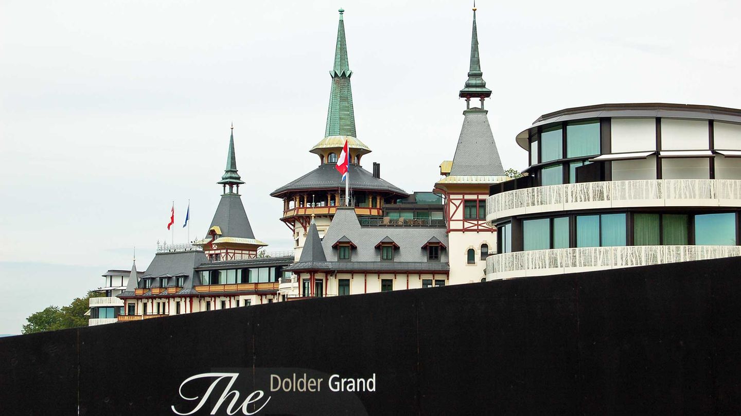 Neben dem alten Hauptgebäude ragen die Rundungen des Foster-Neubaus hervor: links der Spa- und rechts der Golf-Flügel.
