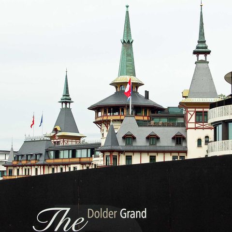 Neben dem alten Hauptgebäude ragen die Rundungen des Foster-Neubaus hervor: links der Spa- und rechts der Golf-Flügel.