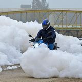 Einige Bewohner nehmen es mit Humor und fahren mit ihren Motorrädern durch den Schaum.