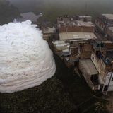 Von oben ist zu sehen, wie der Schaum ganze Grundstücke einnimmt.