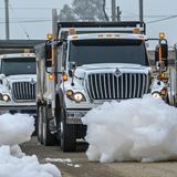Der Schaum türmt sich in Straßen und Gehwegen auf.
