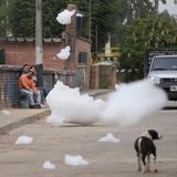 Bewohner von Mosquera, wie sie dem Schaum in den Straßen der Stadt hinterhersehen.