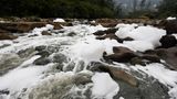 Der Schaum kommt von einem nahegelegenen Fluss. Dort ist er normalerweise auch vorhanden, allerdings in deutlich geringerem Ausmaß (Aufnahme von 2015).