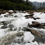Der Schaum kommt von einem nahegelegenen Fluss. Dort ist er normalerweise auch vorhanden, allerdings in deutlich geringerem Ausmaß (Aufnahme von 2015).
