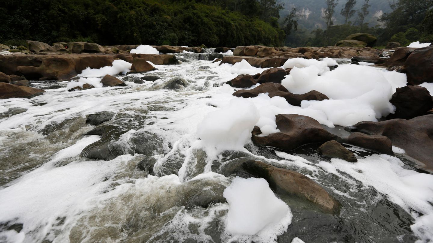Der Schaum kommt von einem nahegelegenen Fluss. Dort ist er normalerweise auch vorhanden, allerdings in deutlich geringerem Ausmaß (Aufnahme von 2015).