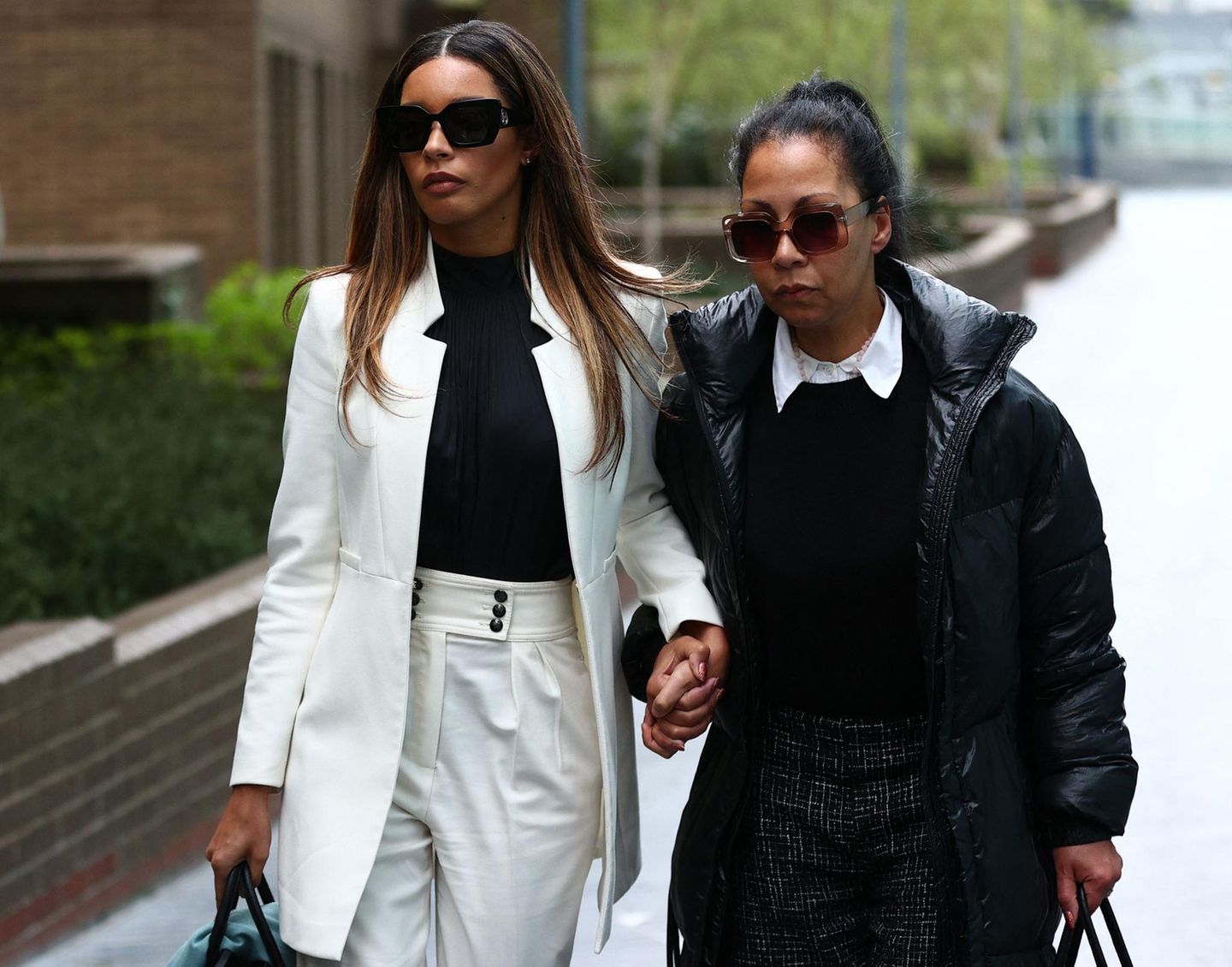 Es ist auch für sie ein schwerer Tag: Sichtlich berührt verlässt Lilian de Carvalho Monteiro den Southwark Crown Court in London und wird dabei von einer Begleiterin an der Hand gehalten. Ihr Lebensgefährte Boris Becker wurde soeben wegen Insolvenzverschleppung zu einer Haftstrafe von zwei Jahren und sechs Monaten verurteilt.