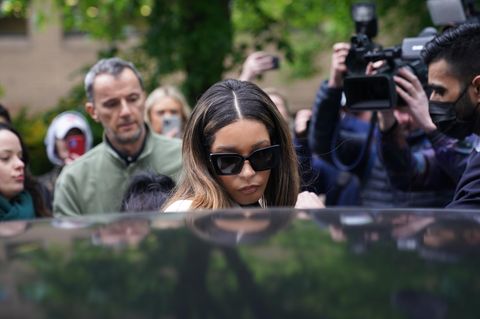 Von Fotografen umringt steigt die Risikoanalystin ins Auto. Eine dunkle Sonnenbrille verdeckt die Augen. 
