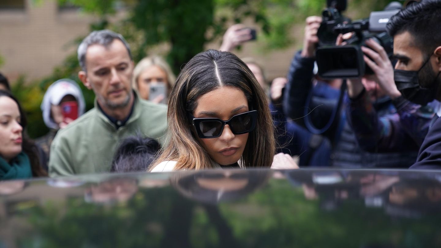 Von Fotografen umringt steigt die Risikoanalystin ins Auto. Eine dunkle Sonnenbrille verdeckt die Augen. 