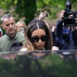 Von Fotografen umringt steigt die Risikoanalystin ins Auto. Eine dunkle Sonnenbrille verdeckt die Augen. 