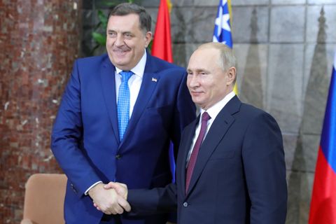 Milorad Dodik (L), und der russische Präsident Wladimir Putin geben sich bei einem Treffen die Hand