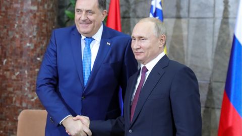 Milorad Dodik (L), und der russische Präsident Wladimir Putin geben sich bei einem Treffen die Hand