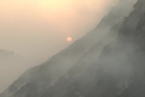 Video: Mülldeponie in Neu-Delhi brennt weiter