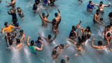 Neu Dehli, Indien. Eine Hitzewelle überrollt Indien und Pakistan. Teilweise herrschen Temperaturen bis zu 50 Grad. Diese Menschen haben sich in der indischen Hauptstadt in einen Pool geflüchtet. Wo soll man auch sonst hin?