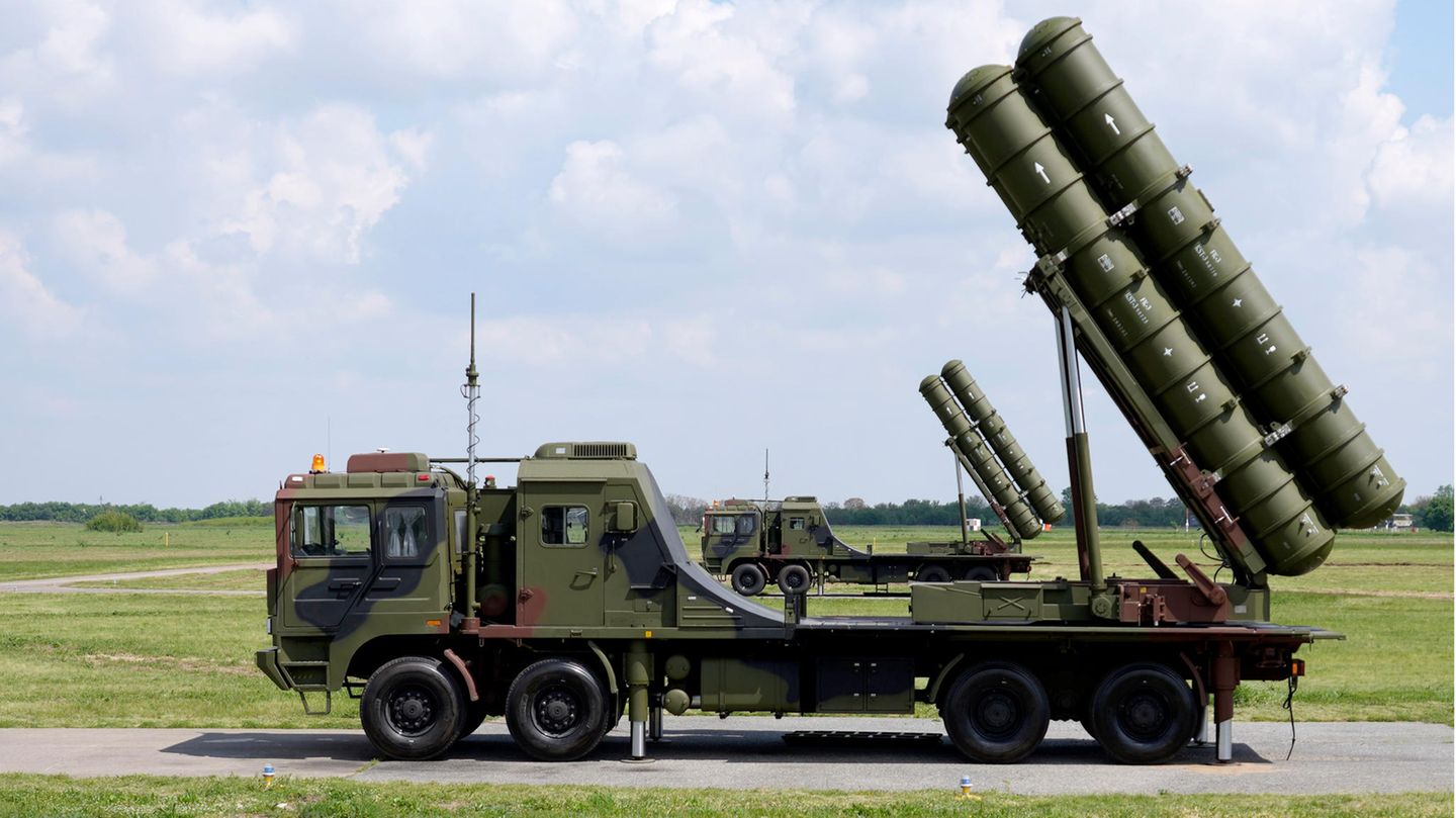 HQ-22 Flugabwehrsysteme sehen auf einem Militärflughafen