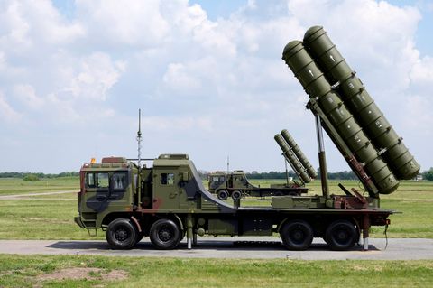 HQ-22 Flugabwehrsysteme sehen auf einem Militärflughafen