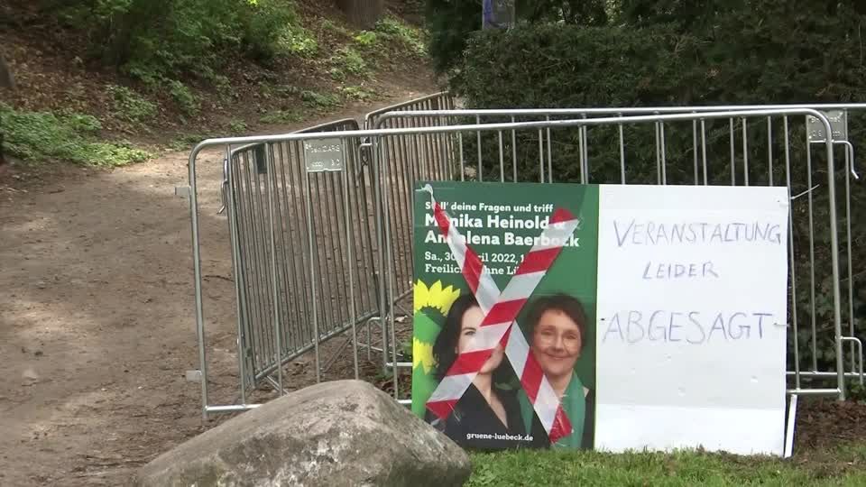 Video: Anschlag mit "übelriechender Flüssigkeit" - Grüne sagen Veranstaltung mit Baerbock ab Video: Anschlag mit "übelriechender Flüssigkeit" - Grüne sagen Veranstaltung mit Baerbock ab
