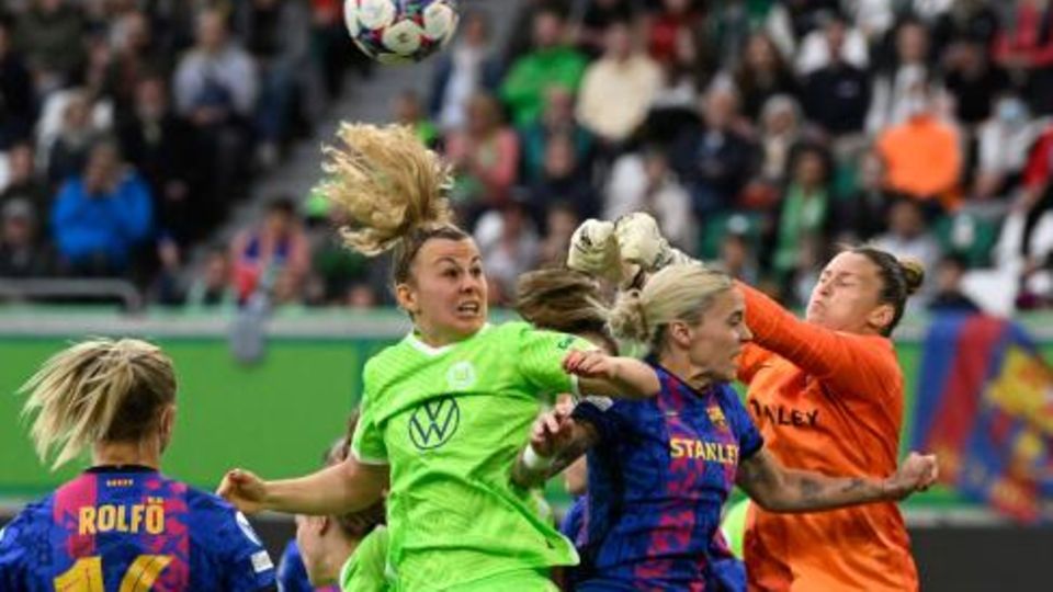 Barcelonas Torhüterin Sandra Panos (r.) rettet mit den Fäusten robust vor der Wolfsburgerin Lena Lattwein (m.)