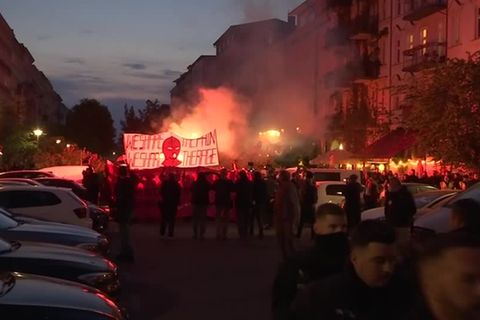 Video: Walpurgisnacht: Rund 2,500 Menschen ziehen bei feministischer Demo durch Berlin