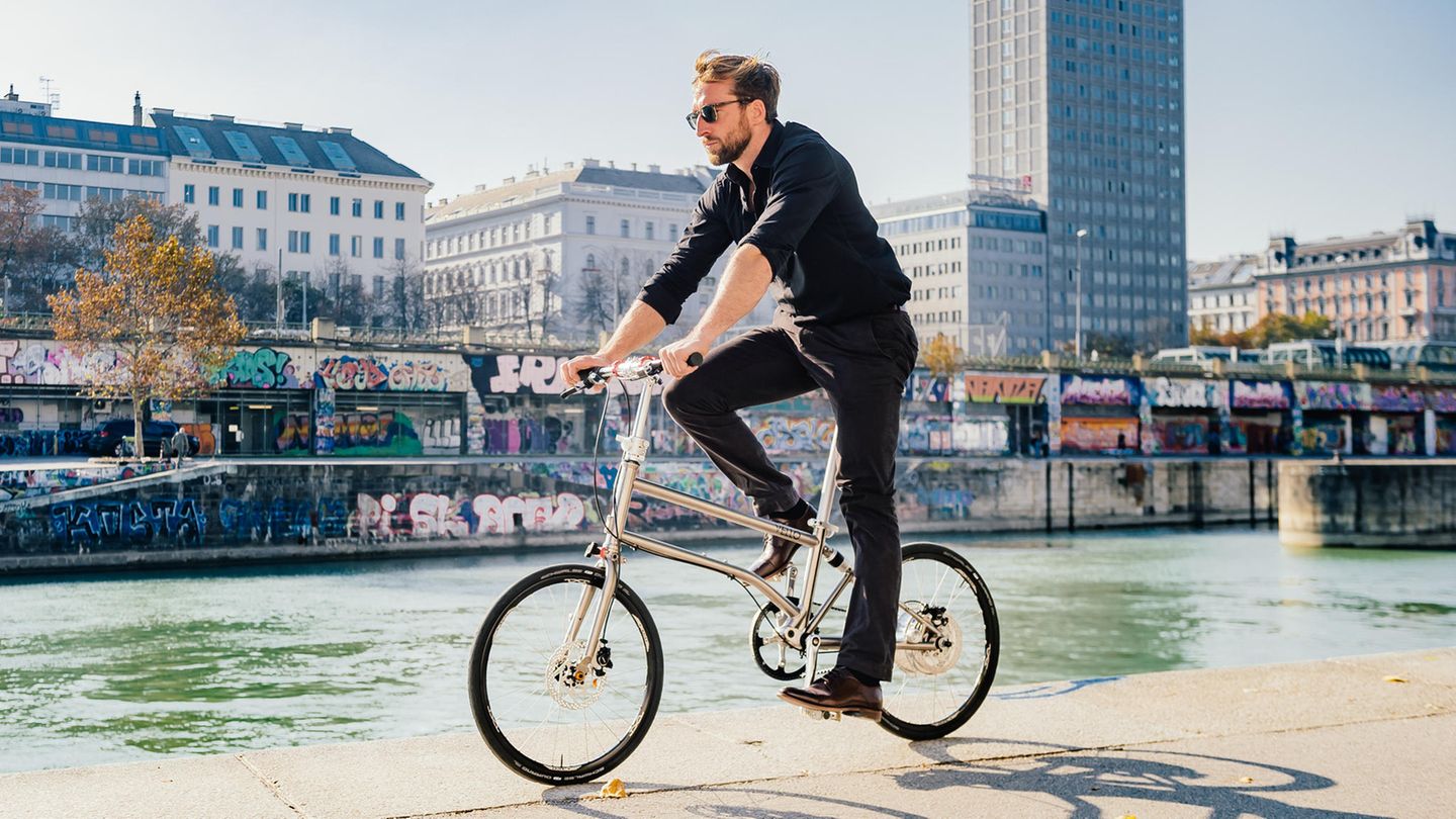 Eine junger Mann fährt auf dem Vello Bike+ Titan
