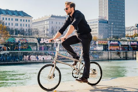 Eine junger Mann fährt auf dem Vello Bike+ Titan