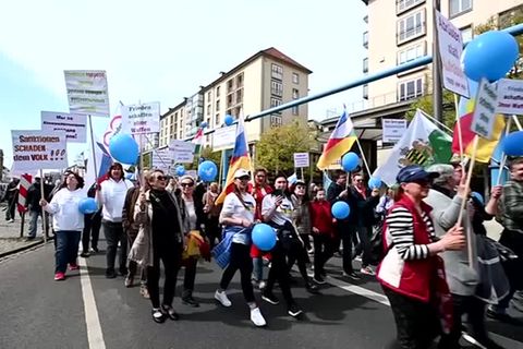 Video: Russland-Ukraine-Krieg: Demonstrationen treffen in Dresden aufeinander