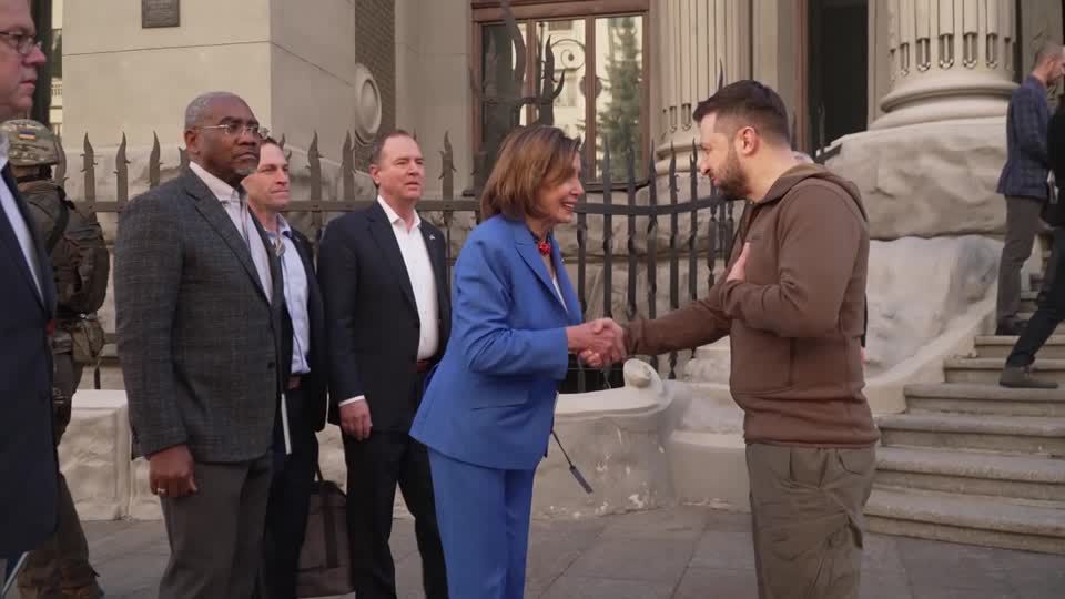 Video: Selenskyi traf US-Parlamentspräsidentin Pelosi in Kiew Video: Selenskyi traf US-Parlamentspräsidentin Pelosi in Kiew