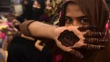 Karatschi, Pakistan. Eine Frau hat ihre Hand mit Henna bemalt. Muslime feiern in der Nacht von Sonntag auf Montag Eid al-Fitr, das Fastenbrechen am Ende des Ramadan.